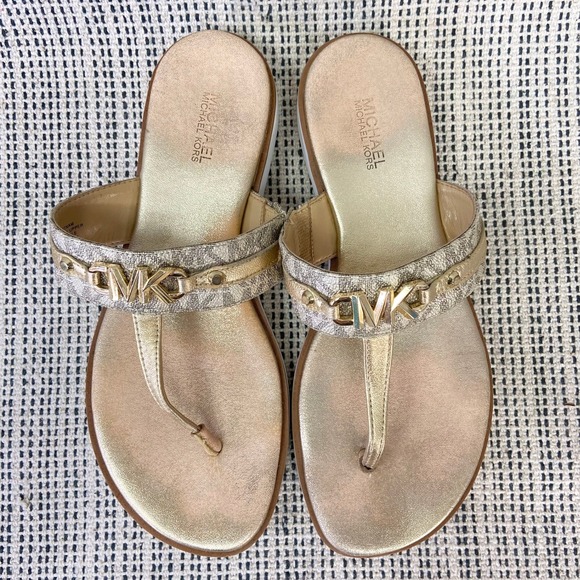 Michael Kors Gold Logo Thong Platform Sandals Size 7 Resort Flatform Y2K Glam - Picture 1 of 12